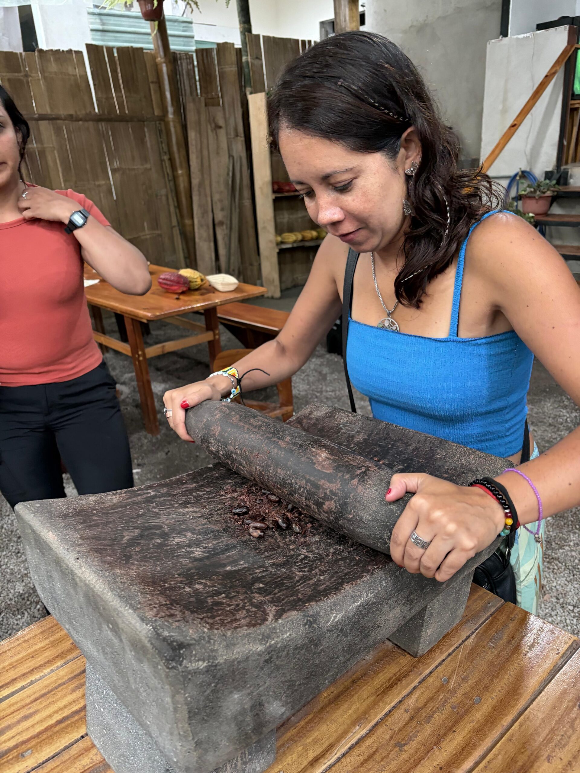 Paola Castillo procesando artesanalmente granos de cacao