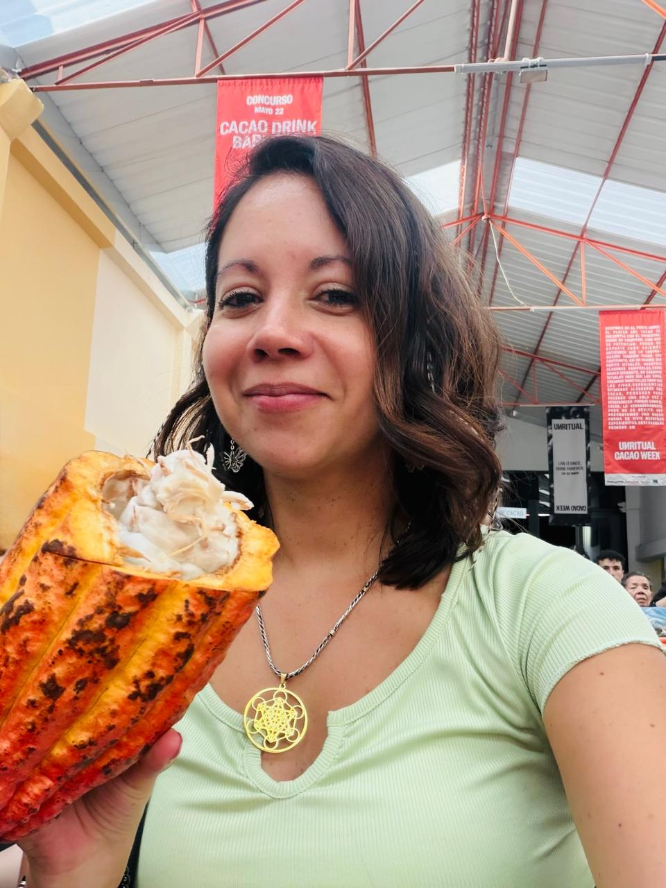 Paola Castillo sosteniendo una mazorca de cacao colombiano